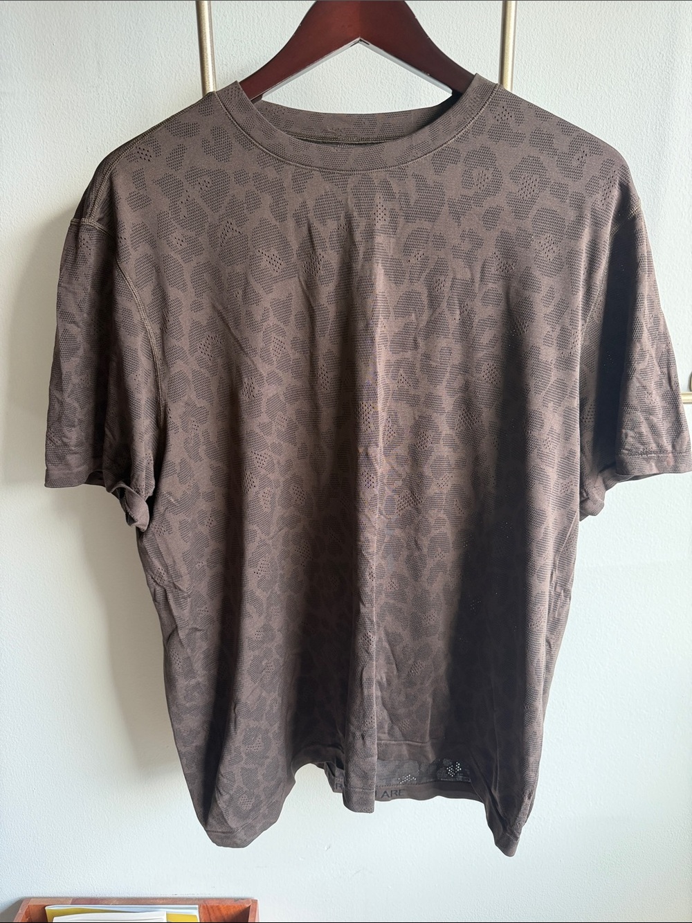 🎇SALE🎇 LULULEMON 🎇 ATHLETIC TSHIRT PRINTED 🎇 BROWN 🎇 LRG